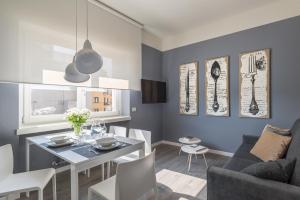 a living room with a table and a dining room at Ai Ponti Verona in Verona