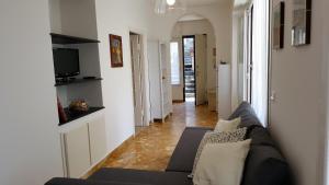 - un salon avec un canapé et une télévision dans l'établissement Casa Agrumeto by Holiday World, à Gênes
