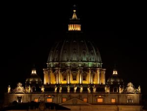 un grande edificio con cupola di notte di Prime Vatican Suites a Roma