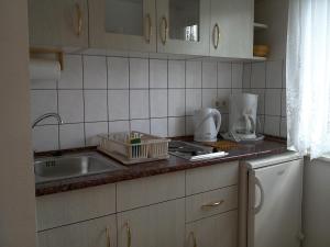 Kuchyň nebo kuchyňský kout v ubytování Akácfa Hortenzia Apartman