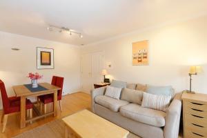 ロンドンにあるCalm 2BR apt with parking and patio, 15mins to London Eyeのリビングルーム(ソファ、テーブル付)