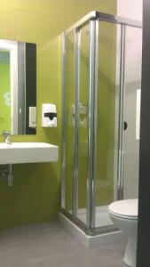 Koupelna v ubytování UBA Hostel