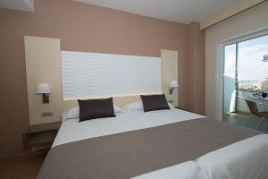 Кровать или кровати в номере HL Suitehotel Playa del Inglés - Adults Only