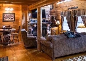 ein Wohnzimmer mit einem Sofa und einem Tisch in der Unterkunft Bear Hug #18 in Sevierville