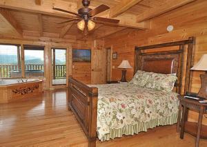 um quarto com uma cama e uma ventoinha de tecto em Halfway to Heaven #40 em Sevierville