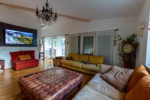 sala de estar con sofá y mesa en Deluxe Loft Mountain View, en Bad Reichenhall