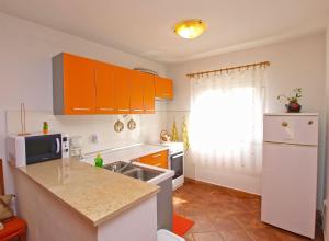 Kuchyňa alebo kuchynka v ubytovaní Apartment with 4 Bedrooms 446