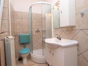 une salle de bain avec une douche, des toilettes et un lavabo dans l'établissement Apartments in Medulin 713, à Medulin 55 autres photos