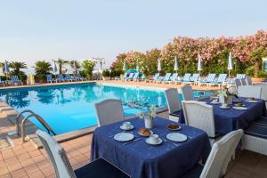Bazén v ubytování Hotel Plaza Esplanade nebo v jeho okolí