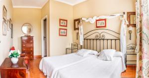 A bed or beds in a room at Malpais Trece