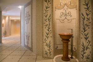 a bathroom with a toilet in a hallway at Casale Panayiotis in Kalopanayiotis