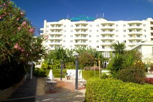 Gallery image of Suite Hotel Jardins Da Ajuda in Funchal