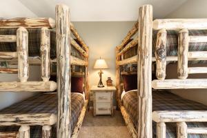 Двухъярусная кровать или двухъярусные кровати в номере Summit 274