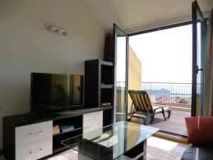 Телевизор и/или развлекательный центр в Luxury Apartment Living Funchal
