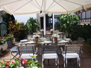 A restaurant or other place to eat at Malpais Trece