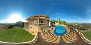 una casa con piscina en el patio trasero en Villa Quinta da Violeta, en Loulé