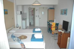 ein Krankenhauszimmer mit einem Bett mit Hut darauf in der Unterkunft Portobelis Apartments in Sitia