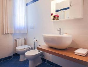ein Bad mit einem Waschbecken und einem WC in der Unterkunft Terrazza su Firenze panoramic view in Florenz