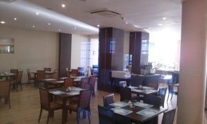 a restaurant with tables and chairs in a room at Piano Diva I LUX RELAX Apartamenty Kołobrzeg in Kołobrzeg