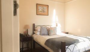 En eller flere senger på et rom på Bulawayo Club