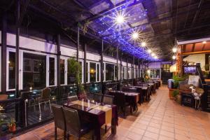 A restaurant or other place to eat at Zu Sin Garden B&B