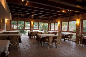 Reštaurácia alebo iné gastronomické zariadenie v ubytovaní Hotel Cal Naudi