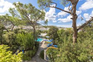Blick auf ein Resort mit Pool und Bäumen in der Unterkunft Hotel Vittoria in Ischia