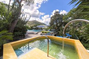 uma piscina com uma banheira de hidromassagem num resort em Hotel Vittoria em Ischia