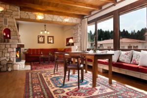ein Wohnzimmer mit einem Tisch und einem Kamin in der Unterkunft Fretzato in Elati, Trikala