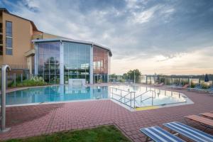 Bazén v ubytování Gesundheitshotel Weißenstadt am See nebo v jeho okolí