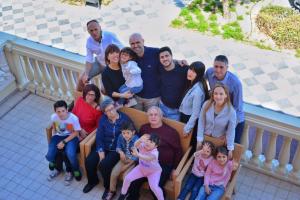 una gran familia posando para una foto en una escalera en Hotel Garden, en Cesenatico