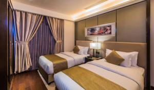 Habitación de hotel con 2 camas y ventana en Boudl Gaber en Riad