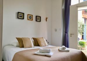 a bedroom with a bed with towels on it at Le Clos des Salins in Toulouse