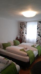 Rúm í herbergi á Cityhotel Junger Fuchs