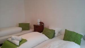 Rúm í herbergi á Cityhotel Junger Fuchs