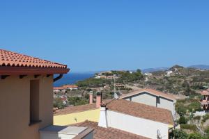 ein Blick auf das Meer von einem Haus in der Unterkunft Residence L'Incanto Attici in Castelsardo