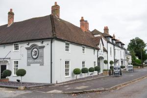 uma fila de edifícios brancos numa rua em The Bulls Head by Innkeeper's Collection em Meriden