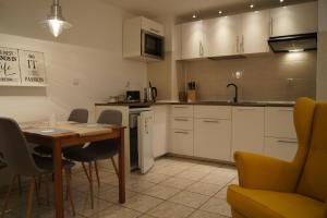 Kuchnia lub aneks kuchenny w obiekcie Apartamenty Usteckie