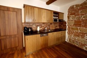 Kuchyňa alebo kuchynka v ubytovaní Apartments & Suites Žlutá Hruška