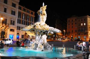 ローマにあるbarberini holiday houseの夜の都心の噴水