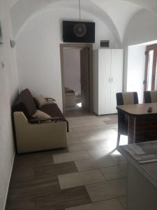 ein Wohnzimmer mit einem Sofa und einem Tisch in der Unterkunft Apartament central V&P in Sibiu