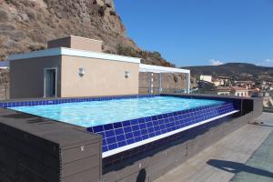 卡斯特爾薩多的住宿－Miramare Castello，一座大型游泳池,位于大楼内,铺有蓝色瓷砖