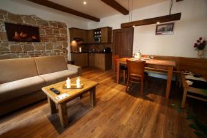 Posedenie v ubytovaní Apartments & Suites Žlutá Hruška