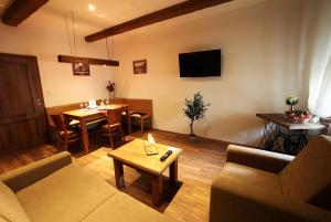 Televízia a/alebo spoločenská miestnosť v ubytovaní Apartments & Suites Žlutá Hruška