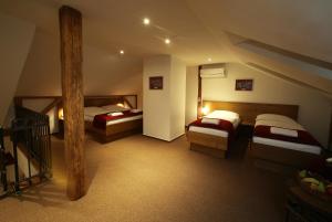 Posteľ alebo postele v izbe v ubytovaní Apartments & Suites Žlutá Hruška