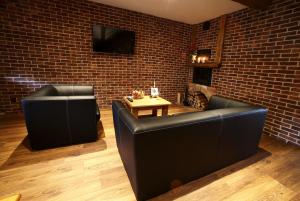 Televízia a/alebo spoločenská miestnosť v ubytovaní Apartments & Suites Žlutá Hruška