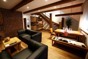 Posedenie v ubytovaní Apartments & Suites Žlutá Hruška