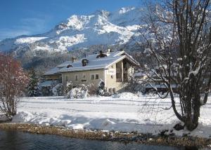 Hotel Chesa Grischa om vinteren