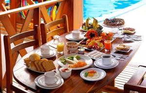 uma mesa com alimentos e bebidas para o pequeno almoço em Mini Hotel em Jericoacoara