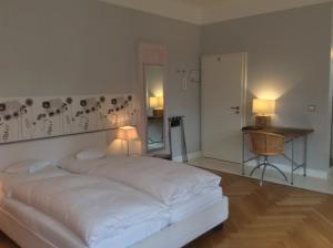 Postel nebo postele na pokoji v ubytování Hotel Heidelberg Astoria